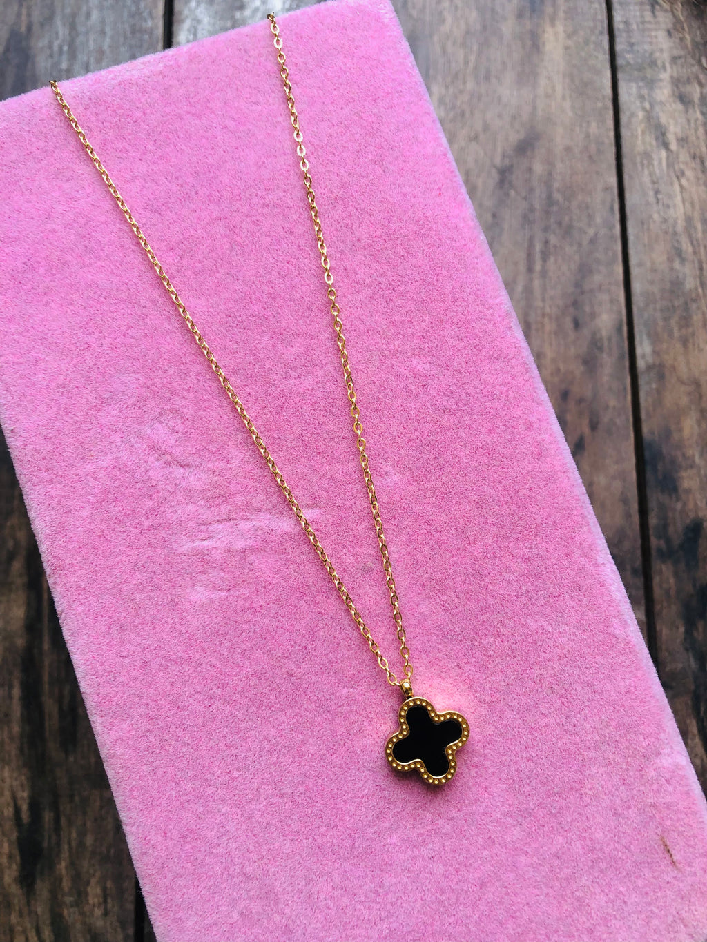 Reversible clover pendant