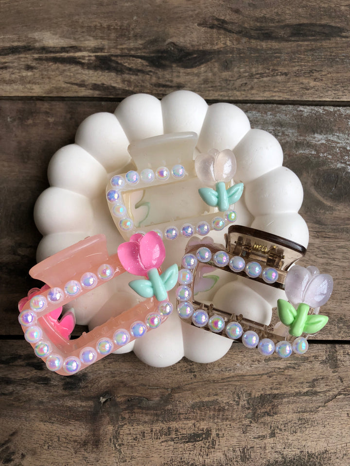 Tulip Pearl claws