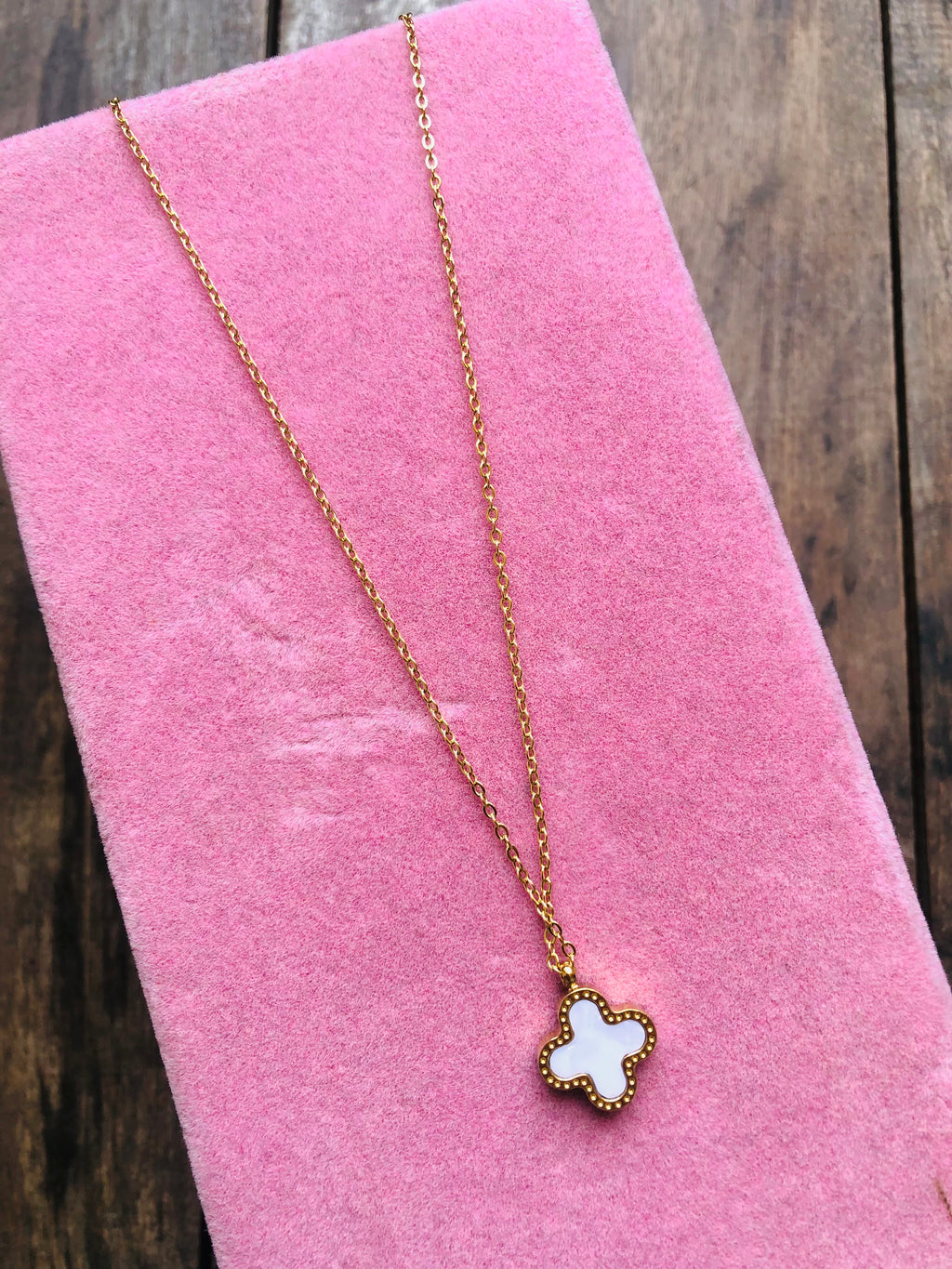 Reversible clover pendant