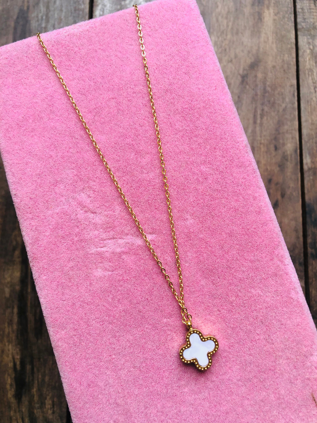 Reversible clover pendant