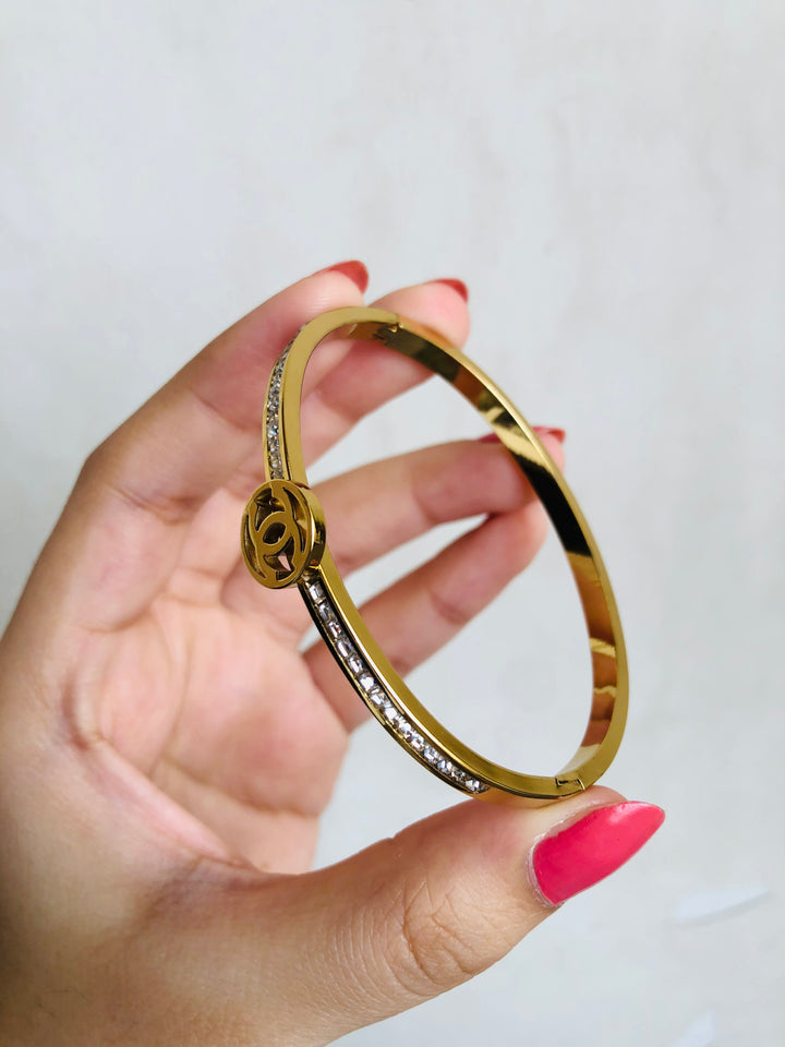 Vironica Handcuff