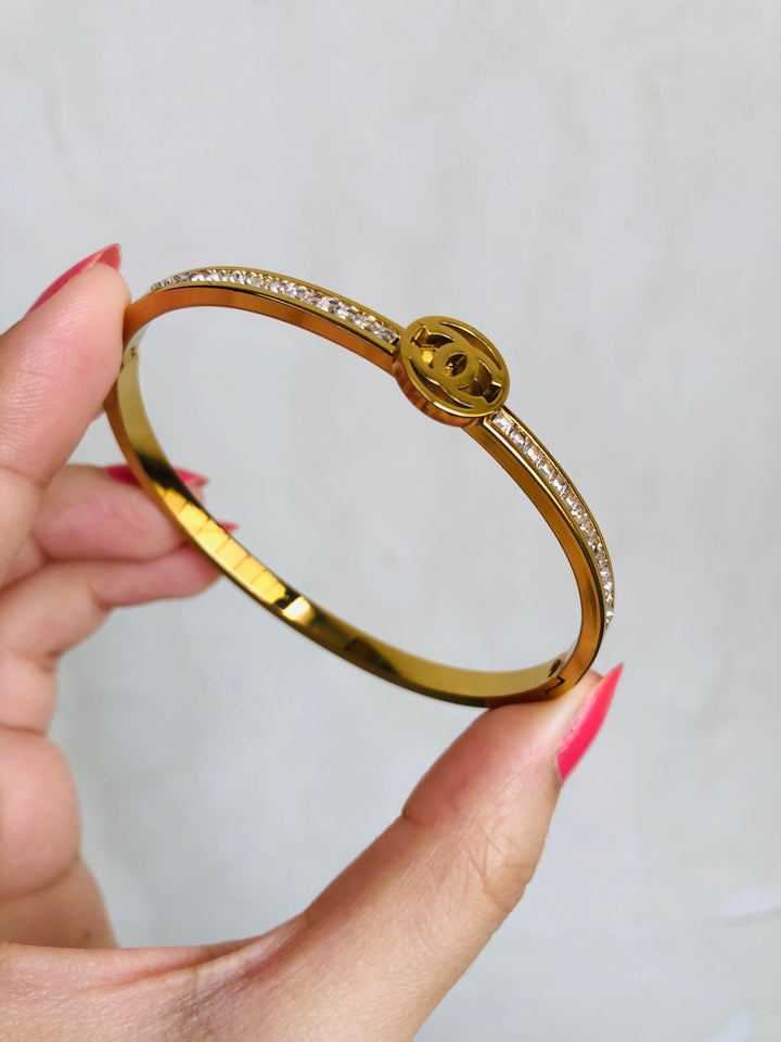 Vironica Handcuff