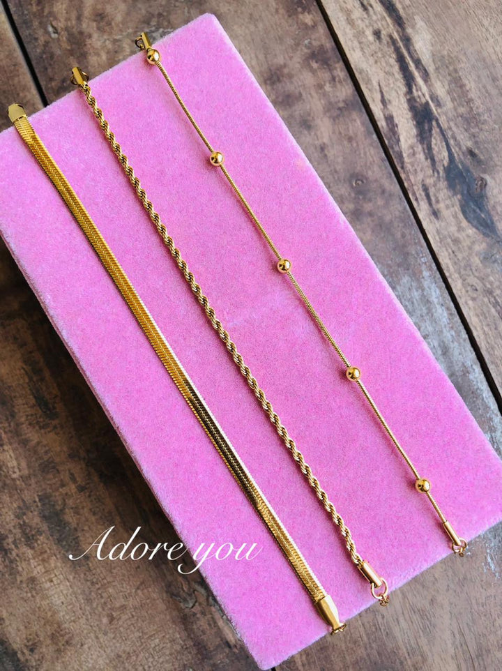 Minimal Bracelets